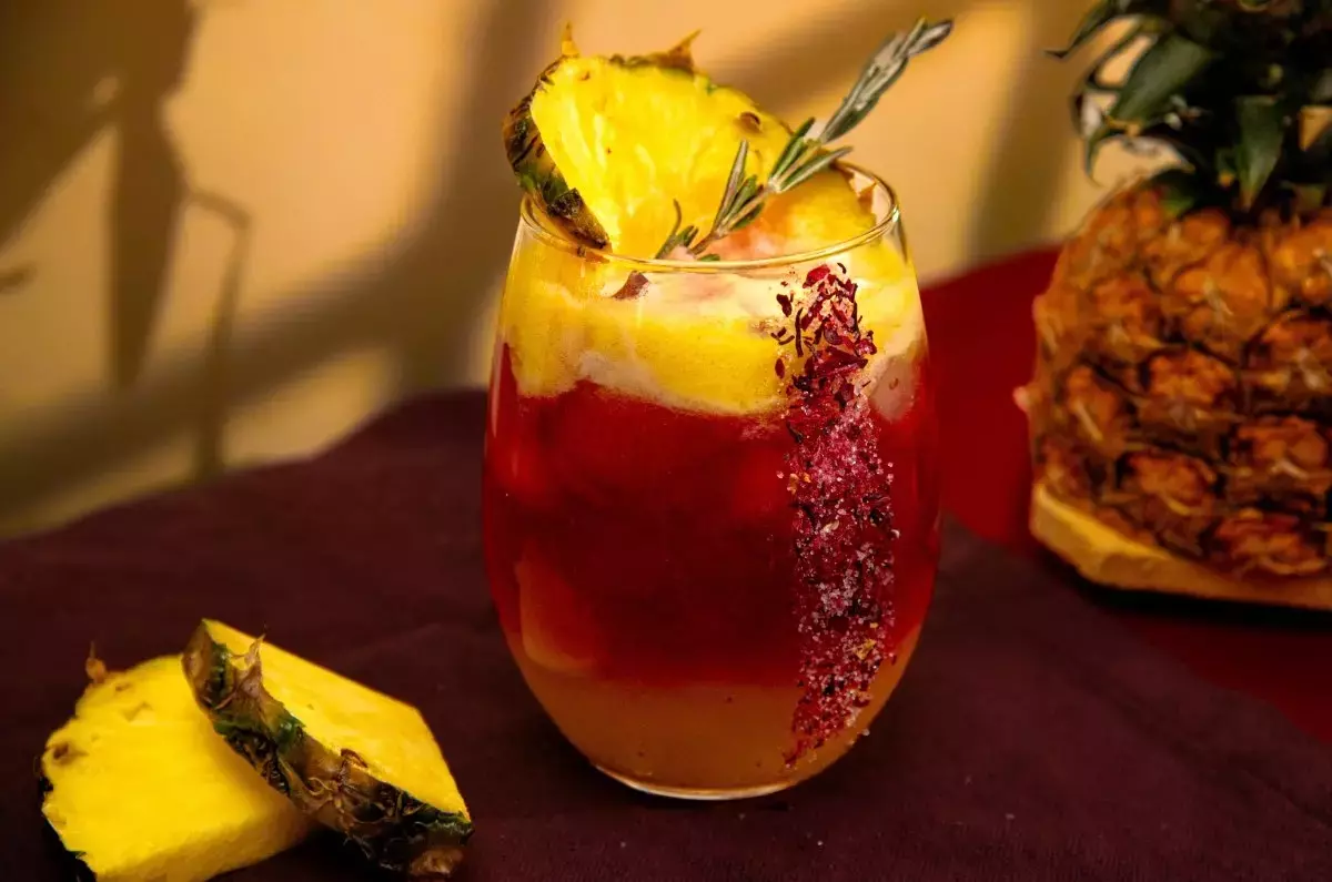 Bebida Refrescante: Jamaica, Piña y Romero