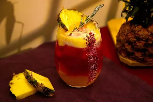 Bebida exótica: Infusión de Jamaica, Piña y Romero