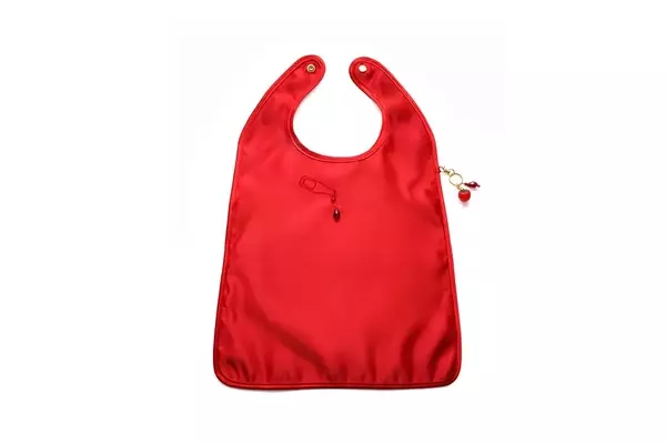Heinz y Gab Bois Crean el Babero-Bolso Nupcial Definitivo para Amantes del Kétchup