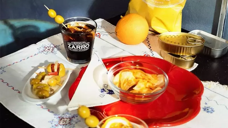 Celebrando el Día del Aperitivo con Vermut Zarro: Tradición Madrileña y Experiencias Creativas