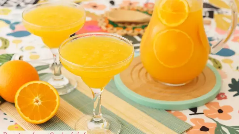 Elaboración del Cóctel Agua de Valencia: Tradición y Sabor Mediterráneo