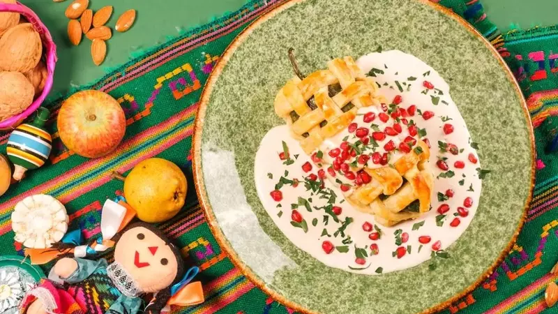 Chile en Nogada con Crujiente Hojaldre: Una Innovadora Receta Patria