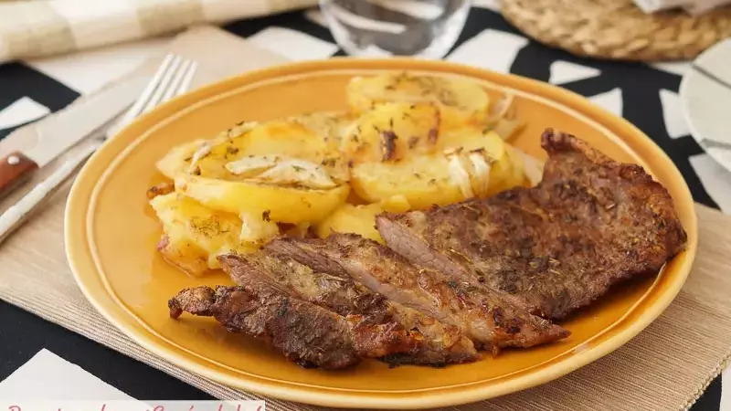 Cerdo Ibérico al Horno con Patatas y Cebolla: Una Delicia Culminaria