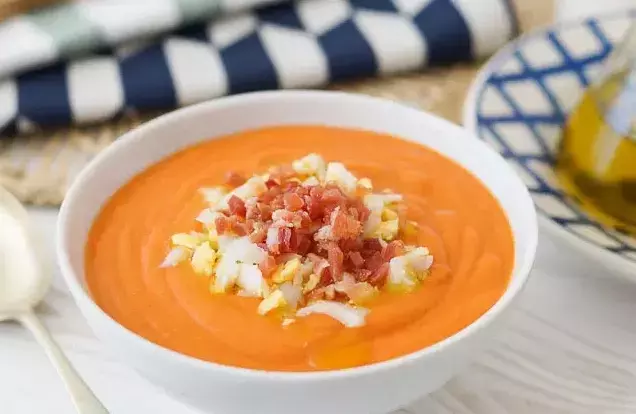 El Salmorejo Cordobés: Una Delicia Refrescante y Cremosa