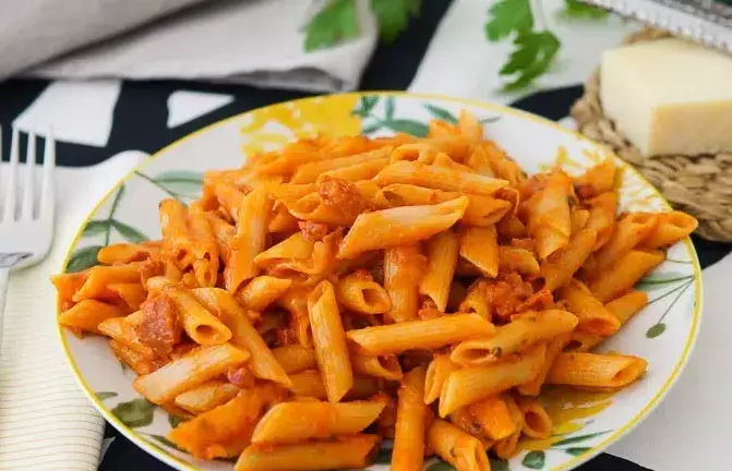 Deliciosos Macarrones con Chorizo y Tomate: Un Clásico Reconfortante