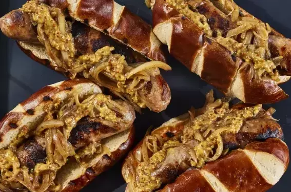 Celebra el Espíritu de Oktoberfest en Casa con Estos Deliciosos Clásicos Alemanes