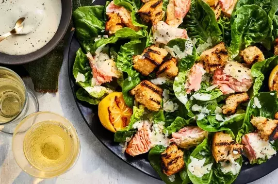 Ensaladas Festivas: Equilibrando Platos Ricos y Dulces en Tus Celebraciones