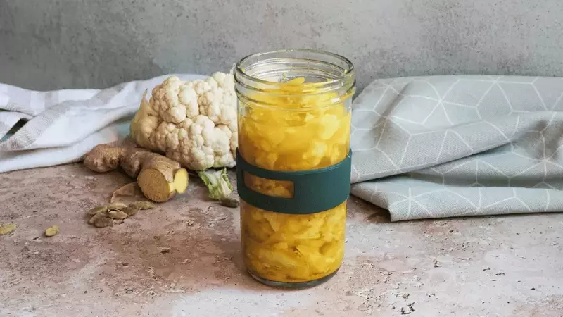 Coliflor Fermentada Exótica: Jengibre, Cardamomo y Manzana para una Explosión de Sabor y Salud Intestinal