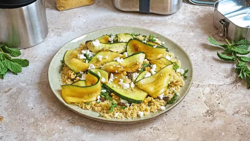 Cuscús Tibio Mediterráneo con Calabacín, Pasas y Menta: Una Fusión de Sabores Perfecta