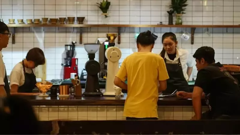 El dilema del vestuario barista: profesionalismo vs. expresión individual en la industria del café