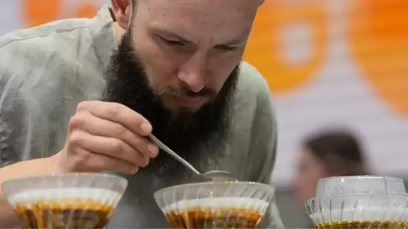 La ciencia de la preinfusión del café: Agitar, revolver o verter en pulsos