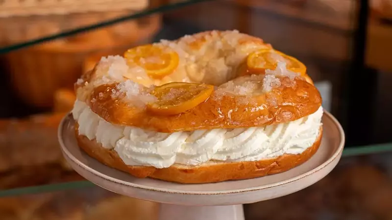 La Corona de la Almudena: Una Dulce Tradición Madrileña que Deleita Paladares