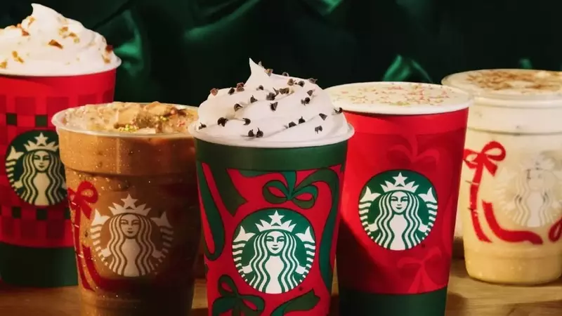 Starbucks reintroduce bebidas y postres de temporada navideña con novedades emocionantes