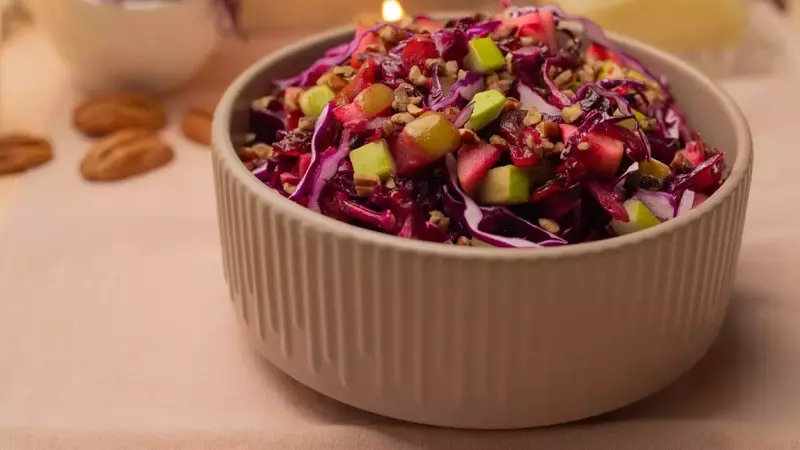 Exquisita Ensalada Templada de Col Morada y Manzana: Acompañamiento Ideal