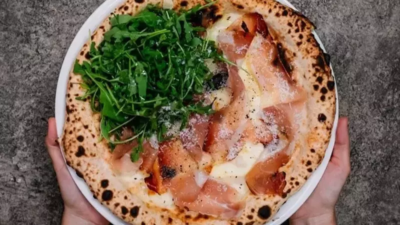 Celebrando una D￩cada de Sabor: La Evolución de Parking Pizza en la Gastronomía Urbana