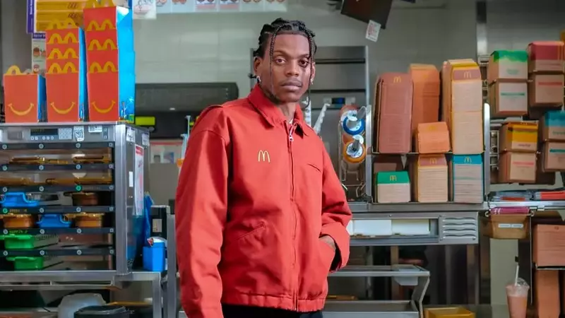 Nigel Sylvester y McDonald's: Una Celebración de Trayectorias y Ambición en la Nueva Colección 'Empleado del Mes'