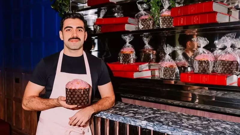 Panettone rosado de cerezas y chocolate rubí del chef Alejandro Serrano