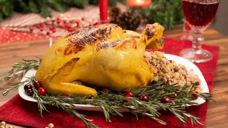Pollo navideño relleno de carne molida: un festín para tu cena