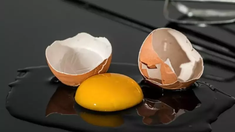 Soluciones sencillas para eliminar trozos de cáscara de huevo de tus preparaciones culinarias