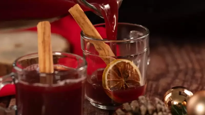 Cómo Elaborar Vino Caliente en Menos de Veinte Minutos