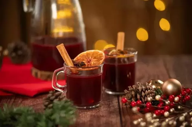 Elaboración perfecta de vino especiado navideño