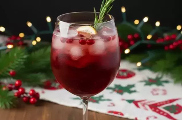 Coctel Refrescante de Granada y Romero: La Receta Perfecta para tus Celebraciones