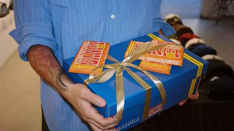 Consuela y Tony's Chocolonely: Uniendo Moda y Causa Social con Chocolate