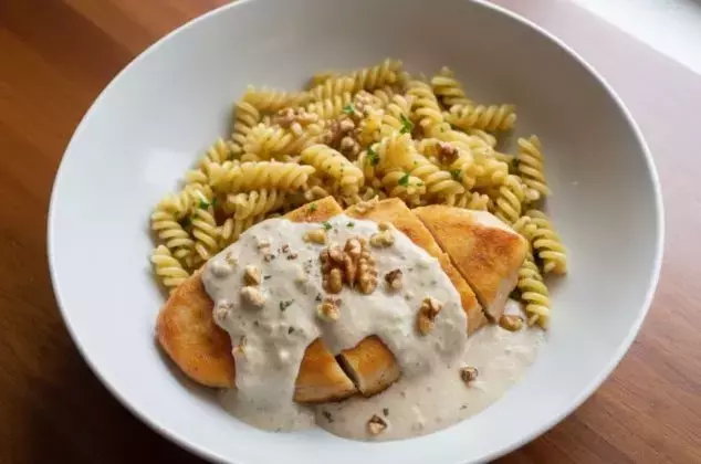 Pechuga de Pollo en Salsa Cremosa de Nuez: Una Receta Sencilla y Elegante con Pocos Ingredientes
