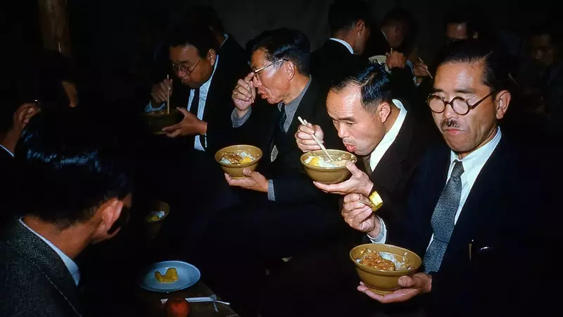 El Viaje Histórico del Ramen: De Orígenes Chinos a Ícono Japonés y Fenómeno Global