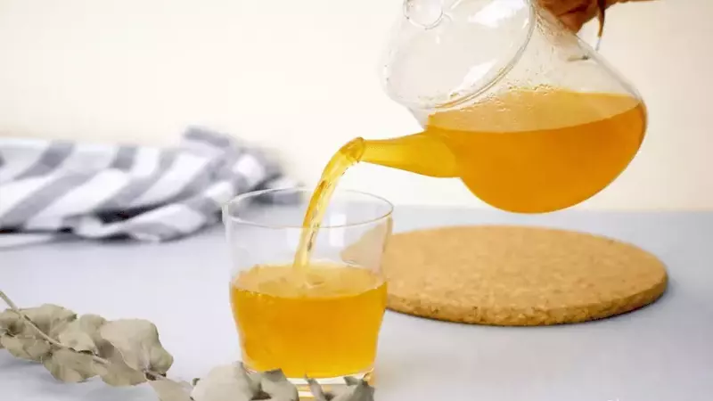 Prepara una reconfortante infusión antiinflamatoria de cúrcuma, jengibre y romero