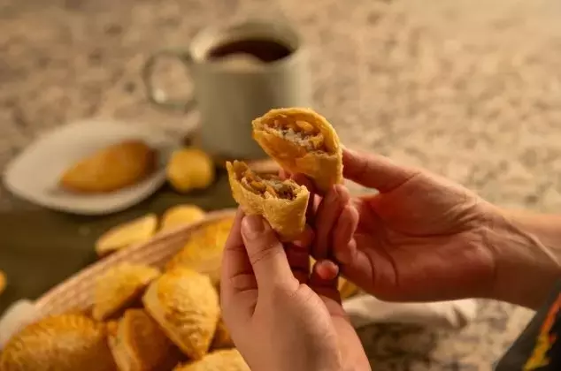 Delicias Doradas: Empanadas de Requesón y Guayaba