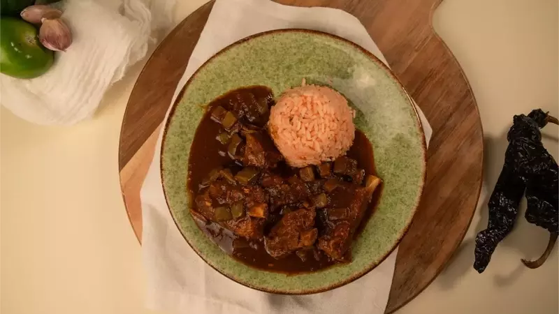 Costillas de Cerdo con Chile Pasilla y Nopales: Un Festín de Sabor Casero