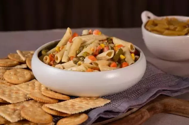 Cómo Preparar una Ensalada Fría de Pasta con Vegetales en Minutos