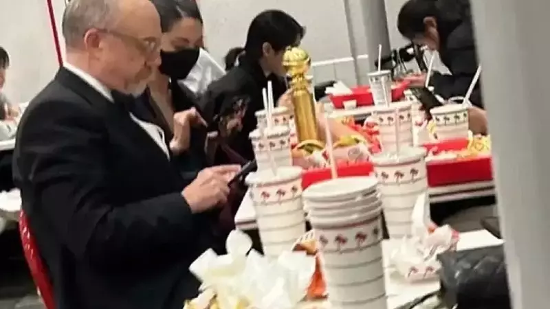 Michael B. Jordan celebra su Oscar con una hamburguesa en In-N-Out