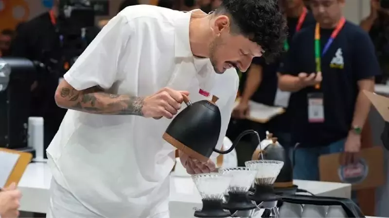 La Evolución del Arte del Café: Herramientas de Extracción y Cafeteras de Vanguardia