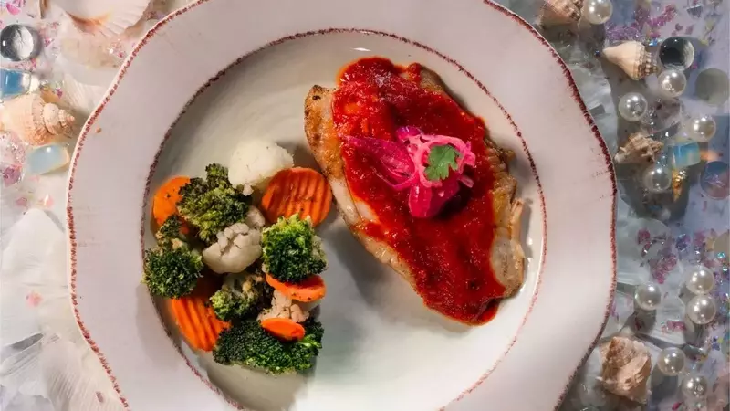 Pescado a la Diabla Envuelto: Un Festín Picante y Jugoso