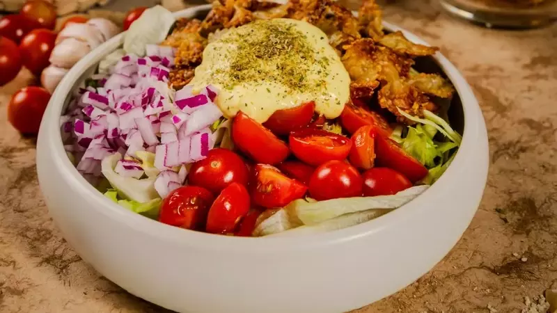 Ensalada de Pasta Crujiente: Un Festín en Media Hora