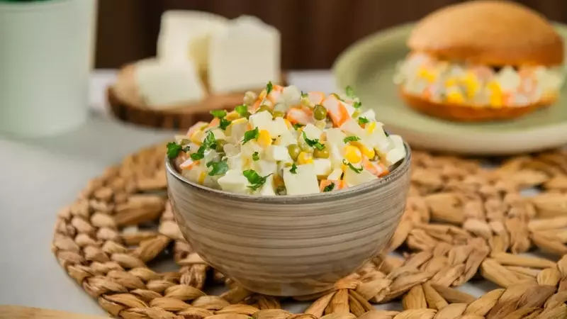 Delicia Culinaria: Ensalada Rusa con Queso Panela en Breves Pasos