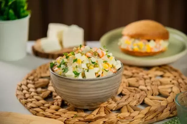 Ensalada Rusa Fresca con Queso Panela: Una Opción Deliciosa y Económica