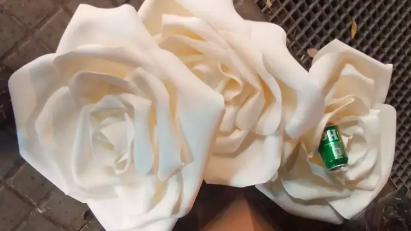 Exposición 'Perquè m'agrada viure aquí': Flores de Mantequilla que Invitan a la Reflexión