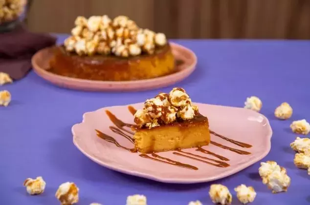 Flan de caramelo con palomitas de maíz: Un toque crujiente en cada bocado
