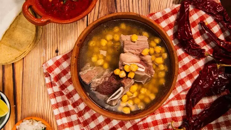 Reconfortante Caldo de Res con Garbanzos: El Placer Culinario para Días Fríos