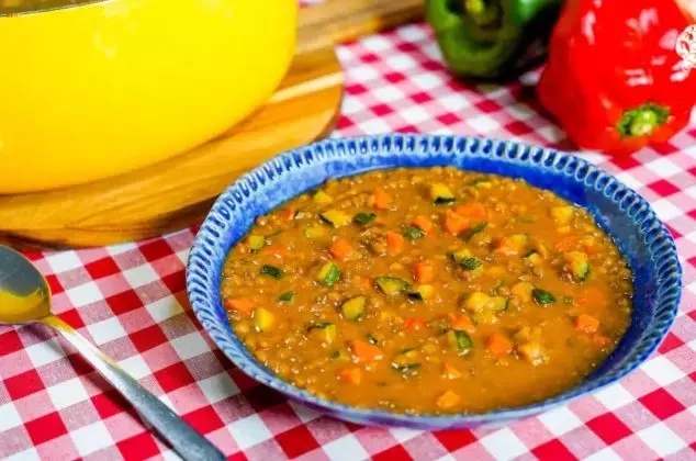 Lentejas nutritivas con vegetales frescos: Una opción casera y económica para la familia