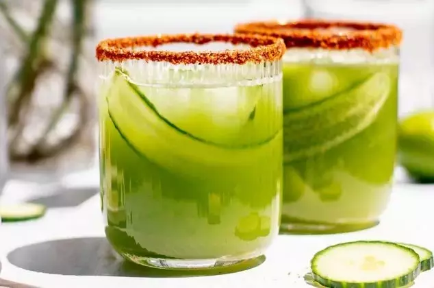 Bebida Refrescante de Pepino, Limón y Chile para el Calor