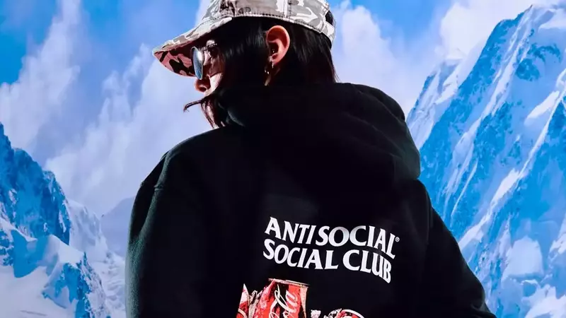 Anti Social Social Club y Coca-Cola: Una Fusión Inesperada que Redefine el Estilo Urbano