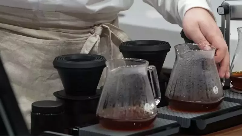 La Influencia de la Temperatura en la Experiencia del Café Filtrado y el Servicio al Cliente