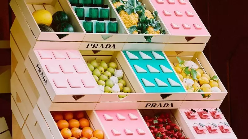 Prada Transforma un Mercado de Frutas en un Espacio de Belleza Innovador