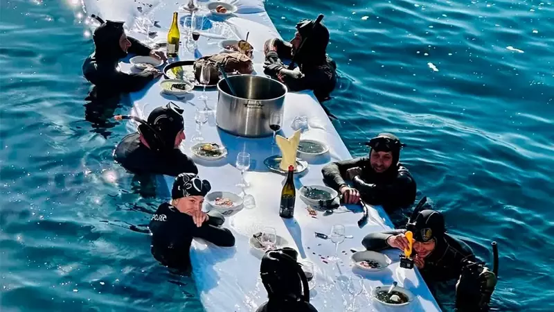 Banquete Flotante: Una Experiencia Art￭stica Culminante en el Mediterráneo