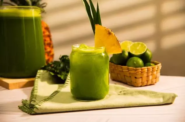 Refrescante Bebida de Perejil, Piña y Limón: Una Opción Sencilla y Saludable