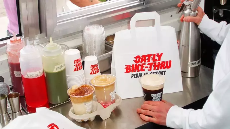 Oatly Transforma ￁msterdam con su Innovador Caf￩ "Bike-Thru"